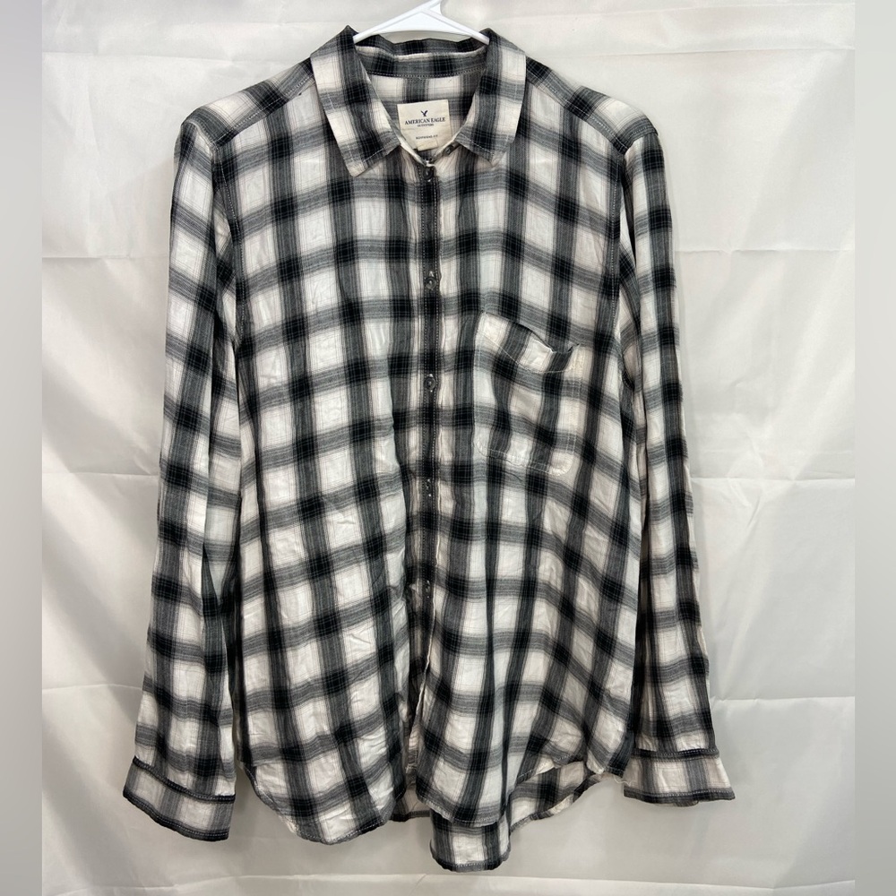 EUC American Eagle women’s black white‎ plaid relaxed boyfriend fit button shirt